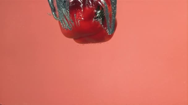 Красный Сладкий Перец Падает Воду Снято Высокоскоростную Камеру Скоростью 1000 — стоковое видео