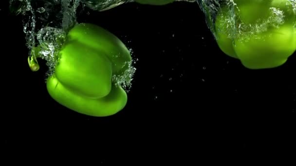 Pimentão Doce Verde Cai Debaixo Água Filmado Uma Câmera Alta — Vídeo de Stock