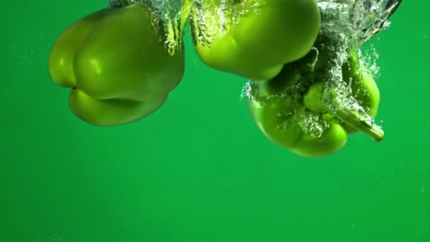 Зеленый Сладкий Перец Падает Воду Снято Высокоскоростную Камеру Скоростью 1000 — стоковое видео