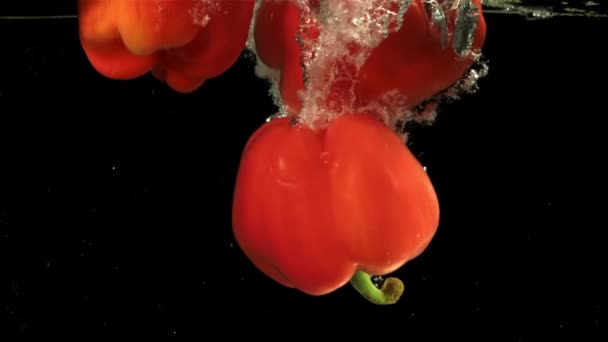 Rode Zoete Peper Valt Onder Water Gefilmd Een Hoge Snelheidscamera — Stockvideo