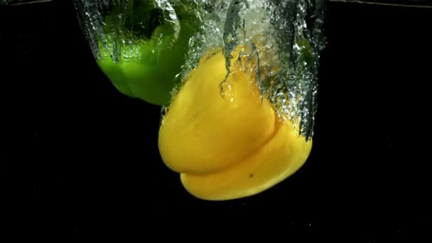 五颜六色的甜辣椒掉进了水里 在1000英尺每秒的高速相机上拍摄 优质Fullhd影片 — 图库视频影像
