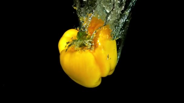 Желтый Сладкий Перец Падает Воду Снято Высокоскоростную Камеру Скоростью 1000 — стоковое видео