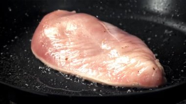 Tavuk filetosu kızartma tavasında kızartılmış. 1000 fps 'de yüksek hızlı bir kamerayla çekildi. Yüksek kaliteli FullHD görüntüler
