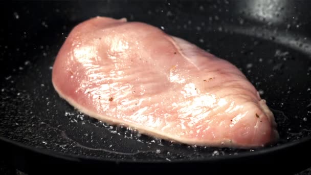 Csirke Filét Serpenyőben Sütik Egy Nagy Sebességű Kamerával 1000 Fps — Stock videók