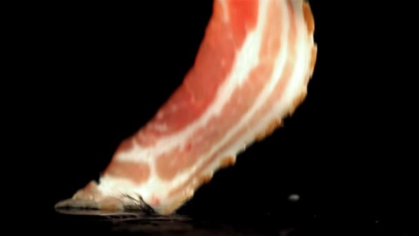 Frisse Bacon Valt Zwarte Achtergrond Gefilmd Een Hoge Snelheidscamera Met — Stockvideo