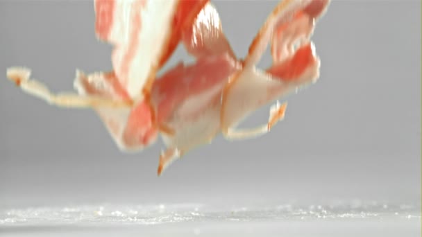 Bacon Tombant Sur Fond Blanc Filmé Par Une Caméra Haute — Video