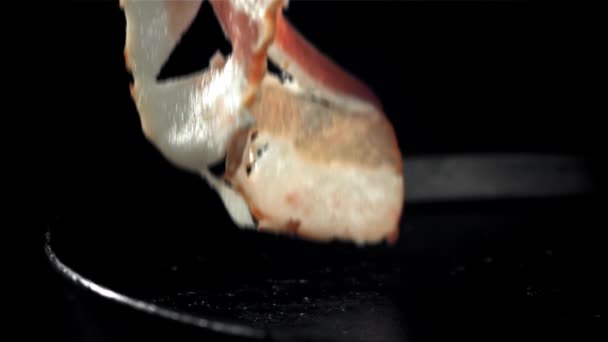Bacon Brut Tombe Dans Assiette Filmé Par Une Caméra Haute — Video
