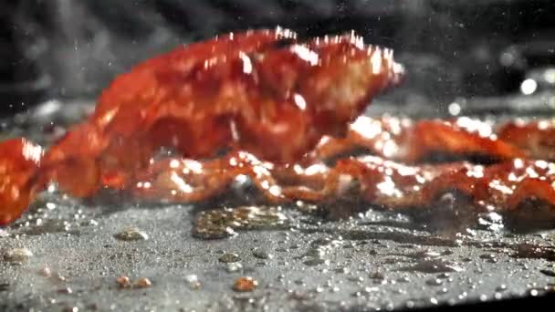 Bacon Frito Uma Panela Filmado Uma Câmera Alta Velocidade 1000 — Vídeo de Stock