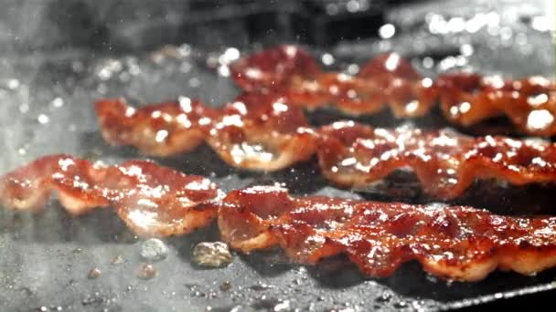 Baconul Este Prăjit Într Tigaie Filmat Cameră Mare Viteză 1000 — Videoclip de stoc