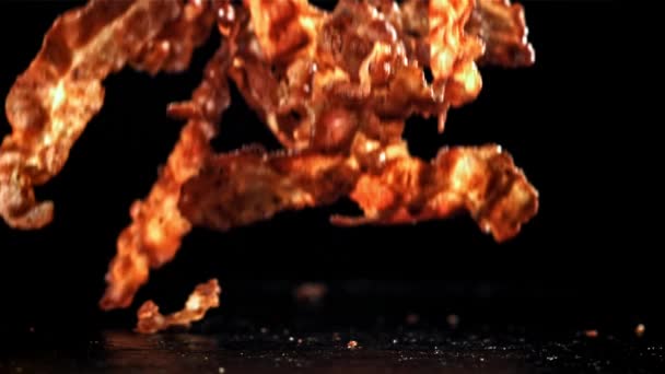 Bacon Valt Een Zwarte Achtergrond Gefilmd Een Hoge Snelheidscamera Met — Stockvideo