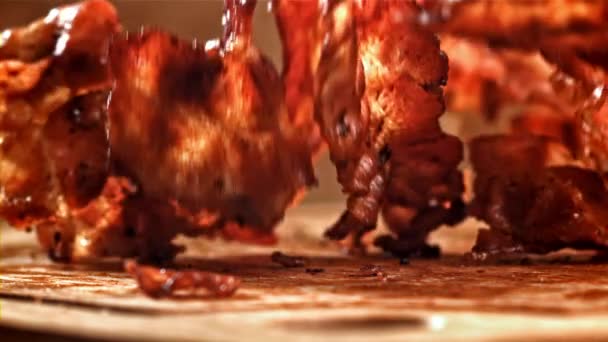 Des Tranches Bacon Rôties Tombent Sur Une Table Bois Filmé — Video
