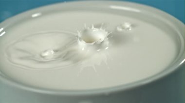 Bir damla sütten damlıyor. 1000 fps 'de yüksek hızlı bir kamerayla çekildi. Yüksek kaliteli FullHD görüntüler