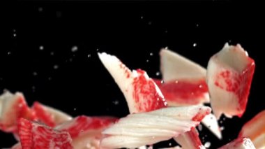 Taze yengeç çubukları uçar ve düşer. 1000 fps 'de yüksek hızlı bir kamerayla çekildi. Yüksek kaliteli FullHD görüntüler