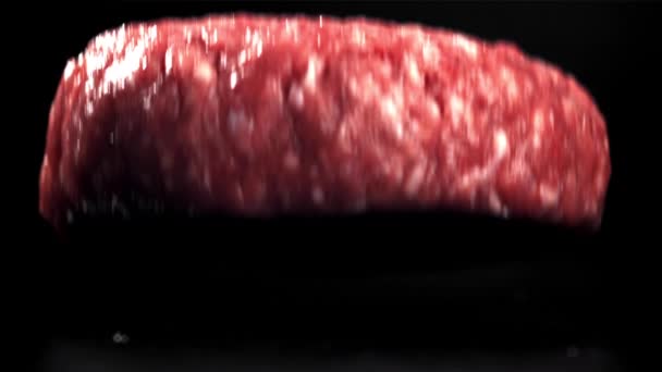 Świeży Hamburger Mięsny Spada Czarny Stół Nagranie Szybkiej Kamerze Prędkością — Wideo stockowe