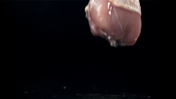 Rauwe Kippenpoten Vallen Zwarte Achtergrond Gefilmd Een Hoge Snelheidscamera Met — Stockvideo
