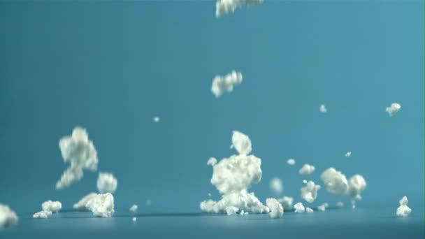 新鲜的奶酪落在蓝色的背景上 在1000英尺每秒的高速相机上拍摄 优质Fullhd影片 — 图库视频影像