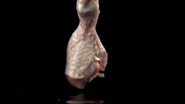Surowe Nogi Kurczaka Spadające Czarne Tło Nagranie Szybkiej Kamerze Prędkością — Wideo stockowe