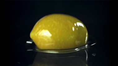 Taze zeytinler yağın içine dökülür. 1000 fps 'de yüksek hızlı bir kamerayla çekildi. Yüksek kaliteli FullHD görüntüler