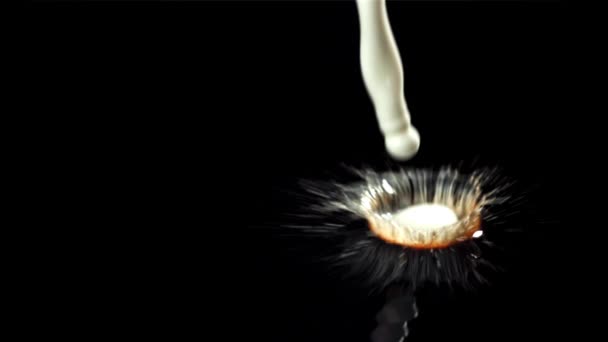 Stream Milk Poured Black Coffee Filmed High Speed Camera 1000 — Stock Video