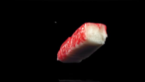 新鲜的螃蟹树枝落在黑色的背景上 在1000英尺每秒的高速相机上拍摄 优质Fullhd影片 — 图库视频影像