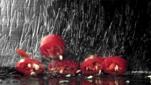这把刀用水花把辣椒切碎 在1000英尺每秒的高速相机上拍摄 优质Fullhd影片 — 图库视频影像