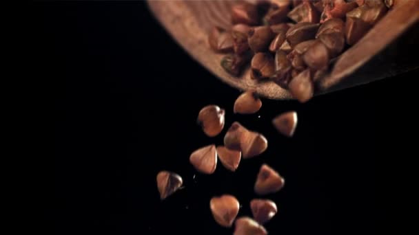 荞麦从黑色背景上的木勺上掉下来 在1000英尺每秒的高速相机上拍摄 优质Fullhd影片 — 图库视频影像