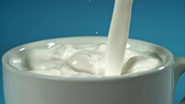 Φρέσκο Γάλα Χύνεται Ένα Φλιτζάνι Τραβήχτηκε Κάμερα Υψηλής Ταχύτητας Στα — Αρχείο Βίντεο