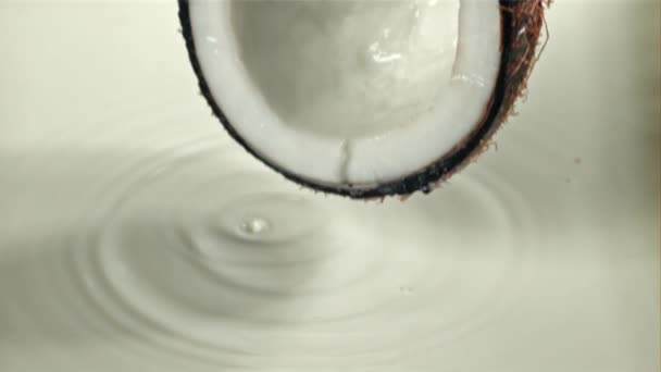 Половина Кокоса Падает Молоко Брызгами Снято Высокоскоростную Камеру Скоростью 1000 — стоковое видео