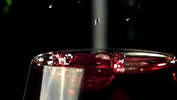 Ein Tropfen Fällt Ein Glas Wein Auf Schwarzem Hintergrund Gefilmt — Stockvideo
