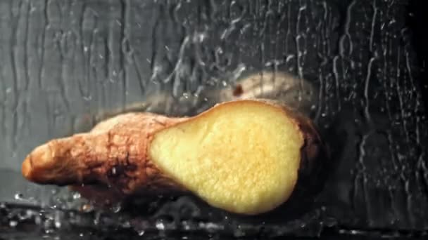 一把刀穿过新鲜的生姜 在1000英尺每秒的高速相机上拍摄 优质Fullhd影片 — 图库视频影像
