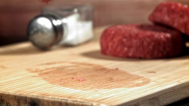 Burger Vită Proaspăt Cade Placă Tăiere Filmat Cameră Mare Viteză — Videoclip de stoc