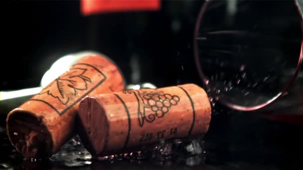 Rolhas Caem Vinho Tinto Filmado Uma Câmera Alta Velocidade 1000 — Vídeo de Stock