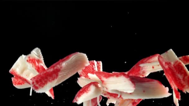Świeże Paluszki Krabowe Lecą Górę Upadają Nagranie Szybkiej Kamerze Prędkością — Wideo stockowe