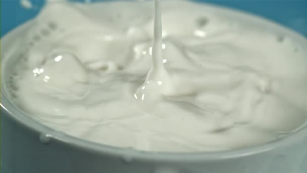 新鮮なミルクがカップに注がれています 1000Fpsで高速カメラで撮影しました 高品質のフルHd映像 — ストック動画