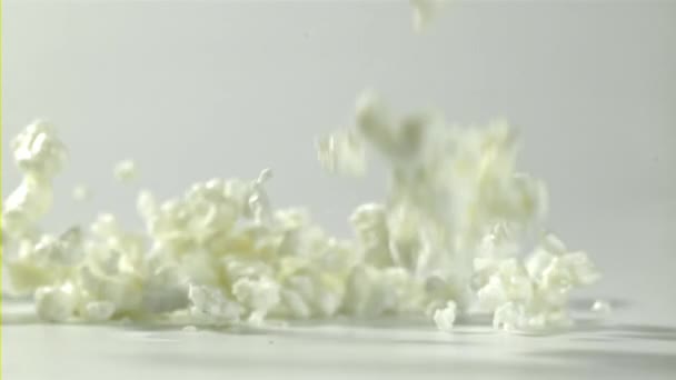 Fromage Cottage Frais Tombant Sur Fond Blanc Filmé Par Une — Video