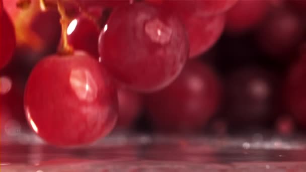 Czerwone Winogrona Spadają Plamami Mokrym Stole Nagranie Szybkiej Kamerze Prędkością — Wideo stockowe