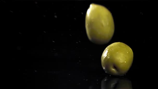 Świeże Oliwki Spadają Rozpryskami Oliwy Nagranie Szybkiej Kamerze Prędkością 1000 — Wideo stockowe