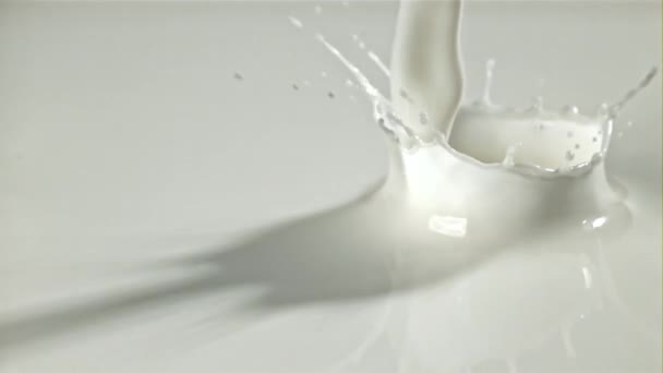 Latte Fresco Con Spruzzi Girato Una Telecamera Alta Velocità 1000 — Video Stock