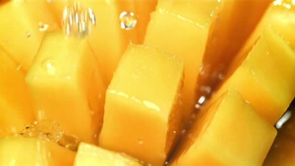 Las Gotas Lluvia Caen Sobre Mango Fresco Filmado Una Cámara — Vídeos de Stock