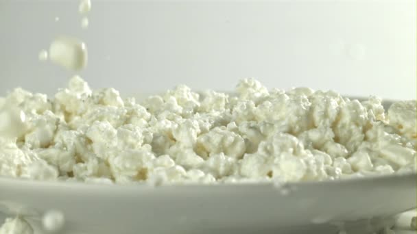 ミルクの滴が新鮮なコテージチーズに落ちる 1000Fpsで高速カメラで撮影しました 高品質のフルHd映像 — ストック動画