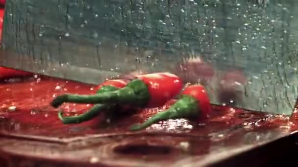 Kés Felvágja Chili Paprikát Egy Csepp Vízzel Egy Nagy Sebességű — Stock videók