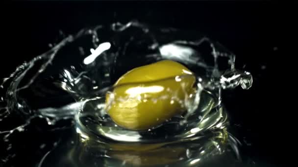 Verse Olijven Vallen Met Spetters Olie Gefilmd Een Hoge Snelheidscamera — Stockvideo