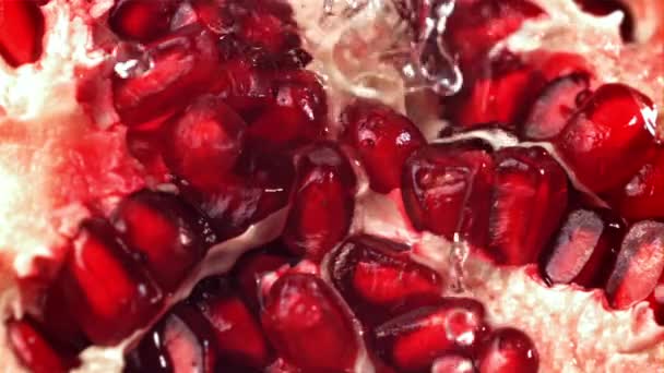 Fröccsent Víz Fröccsen Friss Gránátalmára Egy Nagy Sebességű Kamerával 1000 — Stock videók