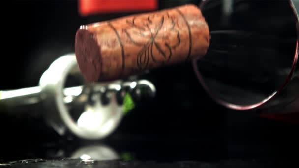 Пробка Пляшки Потрапляє Червоне Вино Бризками Знімався Високошвидкісній Камері Швидкістю — стокове відео