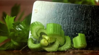 Bıçak taze serpilmiş kerevizi keser. 1000 fps 'de yüksek hızlı bir kamerayla çekildi. Yüksek kaliteli FullHD görüntüler