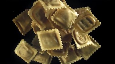 Ravioli yukarı uçar ve düşer. 1000 fps 'de yüksek hızlı bir kamerayla çekildi. Yüksek kaliteli FullHD görüntüler