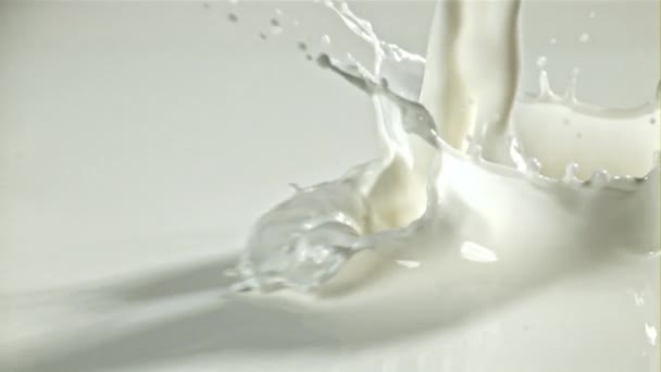 Verse Melk Met Spetters Gefilmd Een Hoge Snelheidscamera Met 1000 — Stockvideo