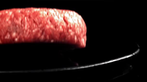 Una Hamburguesa Carne Fresca Cae Sobre Una Mesa Negra Filmado — Vídeos de Stock