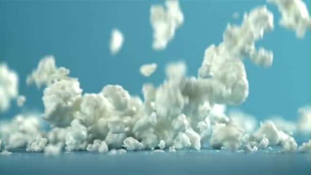 Mavi Arka Plana Dökülen Taze Süzme Peynir 1000 Fps Yüksek — Stok video