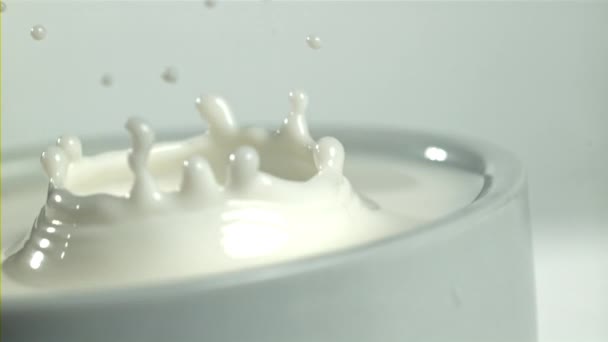 Šplouchá Kapky Mléka Natočeno Vysokorychlostní Kameře Rychlostí 1000 Snímků Sekundu — Stock video